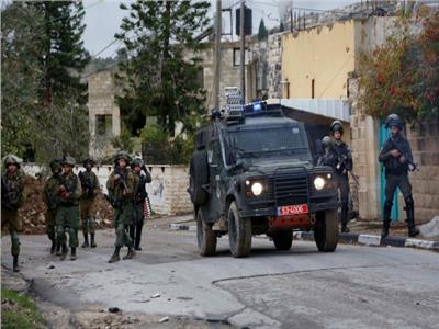 قوات الاحتلال الإسرائيلي تداهم منازل الفلسطينيين في قرية برقة بنابلس