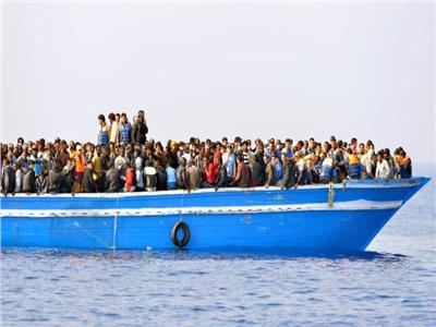 إنقاذ 54 مهاجرًا غير شرعي على متن قارب قبالة شواطئ لبنان