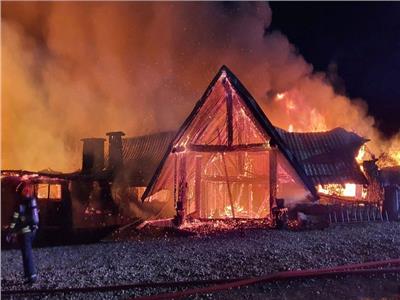 كارثة حريق تضرب رومانيا.. خمسة قتلى وثلاثة مفقودين في حادث مروع