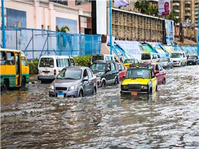 أمطارا متوسطة وغزيرة على معظم أحياء الإسكندرية