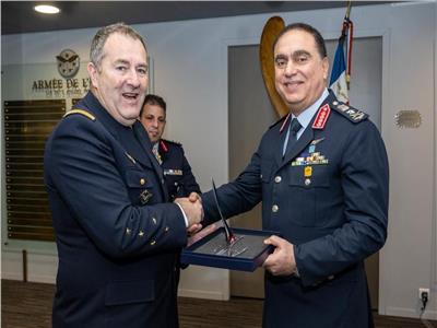 قائد القوات الجوية يلتقي رئيس هيئة أركان سلاح الجو والفضاء الفرنسي| صور