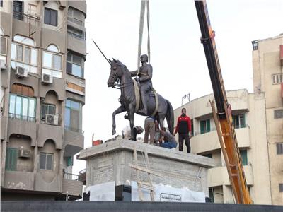 نقل تمثال عرابي لمكانه الجديد بميدان المحطه بمدينة الزقازيق