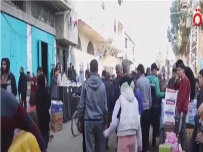 حكاية جديدة في كتاب الصمود.. نازحون فلسطينيون يحولون شارعًا مهجورًا إلى سوق