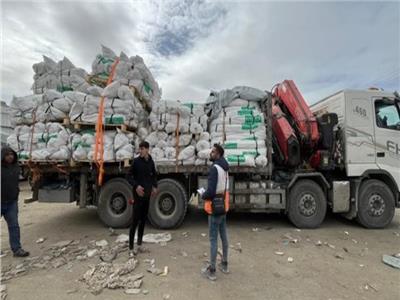 مراسل القاهرة الإخبارية: دخول 60 شاحنة مساعدات و4 سيارات وقود إلى غزة