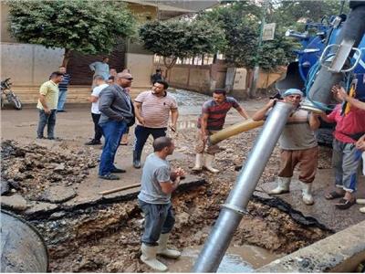 إصلاح كسر بخط مياه الشرب الرئيسي بشارع الجلاء بمدينة الزقازيق  