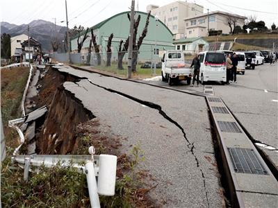 أول يوم في العام .. جهود مكثفة للتأهب من تهديد التسونامي بعد زلازل ضخمة تهز اليابان