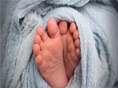 «ملفوف في بطانية».. العثور على طفل داخل منزل مهجور بشبين القناطر