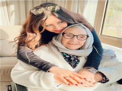 صفاء أبوالسعود وجومانا مراد ترافقان لطيفة قبل مغادرتها لدفن والدتها في تونس 