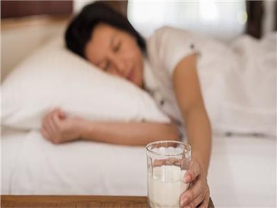 بسبب زيادة الوزن.. أضرار تناول الحليب قبل النوم