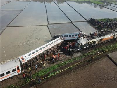مصرع وإصابة 26 في تصادم بين قطارين في إندونيسيا