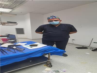استخراج كرة شعر وزنها 2 كيلو من معدة مريضة في عملية جراحية نادرة بمستشفى بئر العبد
