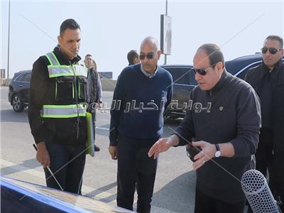 الرئيس السيسي يتفقد مشروعات الطرق والمحاور في القاهرة الجديدة| صور وفيديو