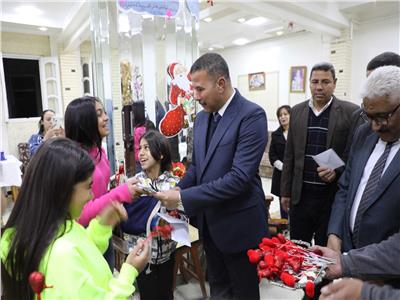 السكرتير العام يهنئ أطفال دور الأيتام القبطية بالمنيا بعيد الميلاد المجيد