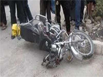 مصرع وإصابة 3 شباب في انقلاب دراجة بخارية بجوار معبد دندرة في قنا 