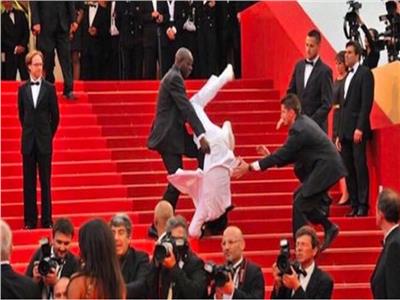 سقوط المطرب الأمريكي جيسون ديرولو في حفل توزيع جوائز «جولد جلوب»