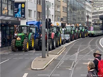 فيديو| مزارعو ألمانيا يحتجون ضد حكومتهم 