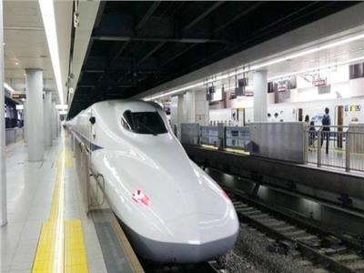 لسبب غريب.. ياباني يدفع مسنة أمام قطار