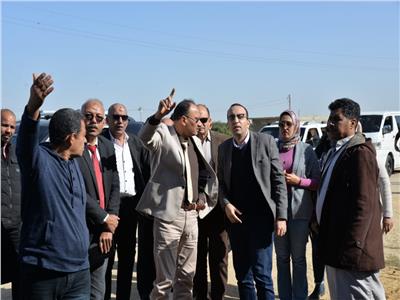 نائب محافظ الإسماعيلية يتفقد طريق مقترح بين «السويس الصحراوي» و«المرشدين»