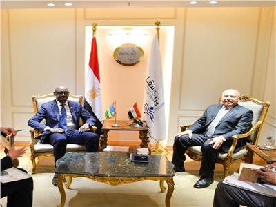 وزير النقل يلتقي سفير رواندا بالقاهرة لبحث سبل التعاون