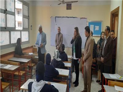 مدير «تعليم القاهرة» يتابع امتحانات النقل للفصل الدراسي الأول