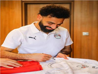 أمم أفريقيا 2023| شاهد محمد صلاح ولاعبي الفراعنة يوقعون على قميص منتخب مصر