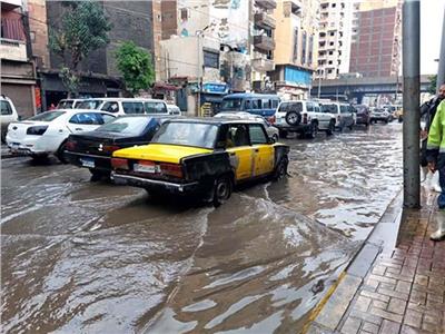 سقوط أمطار غزيرة على الأسكندرية.. ورياح باردة تسيطر على البلاد| فيديو      