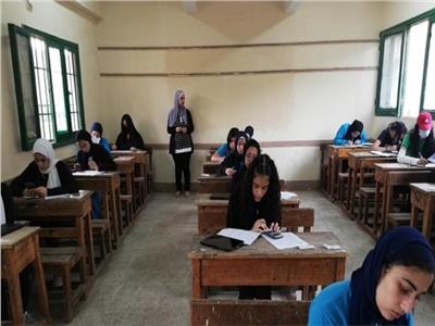 طلاب أولى ثانوي يؤدون امتحان اللغة الأجنبية الأولى والجبر والتفاضل وحساب مثلثات