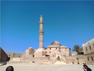 أصل الحكاية | مسجد سارية الجبل مبني من حجر الفص النحيت 