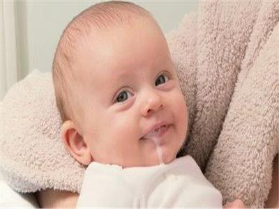«سنة أولى أمومة».. أسباب وعلاج ارتجاع اللبن المريئي عند طفلك