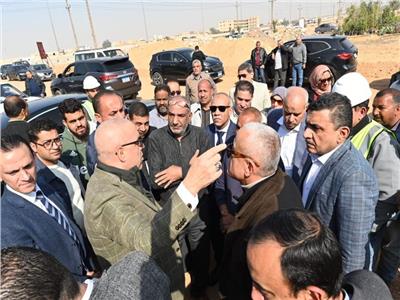 وزير الإسكان يتفقد أعمال الطرق والمرافق بالمناطق المضافة لمدينة الشروق