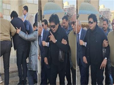 الصور الكاملة - انهيار محمد منير فى جنازة شقيقته بمسجد الحصري