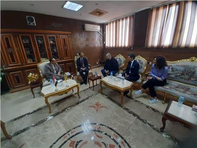 محافظ شمال سيناء يلتقي القنصل الإيطالي في مكتبه بالعريش 