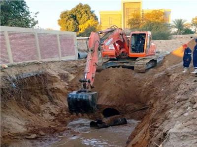 محافظ أسوان: إصلاح خط طرد الصرف الصحي «دراو – بلانة»