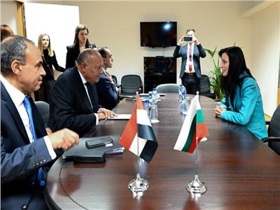 «شكري» يلتقي مع نائبة رئيس الوزراء ووزيرة خارجية بلغاريا