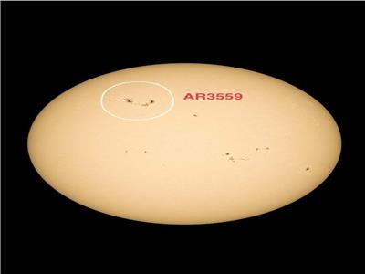 الجمعية الفلكية بجدة ترصد بقعة شمسية كبيرة باتجاه الأرض