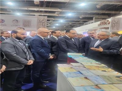 رئيس الوزراء يتفقد جناح مكتبة الإسكندرية بمعرض الكتاب