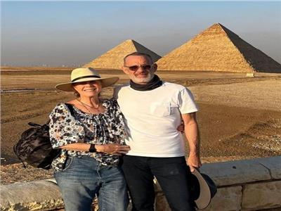 توم هانكس وزوجته في زيارة للأهرامات