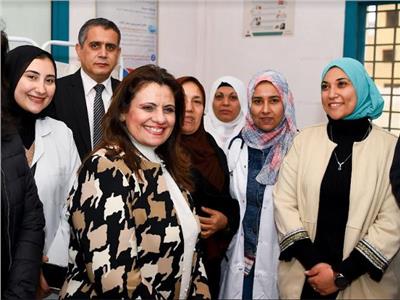 وزيرة الهجرة ومحافظ الدقهلية يتفقدان القافلة الطبية متعددة التخصصات لمؤسسة "راعي مصر" بالمنصورة