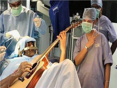 مريض يعزف على الجيتار خلال إجراء عملية جراحية في الدماغ