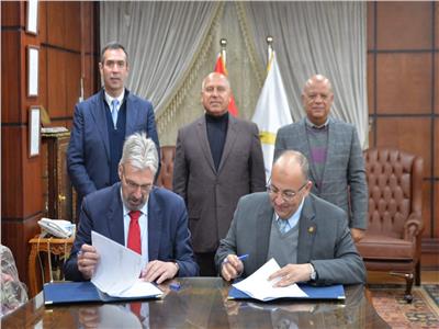 وزير النقل يشهد توقيع إجراءات تسليم محطة الحاويات «تحيا مصر 1»