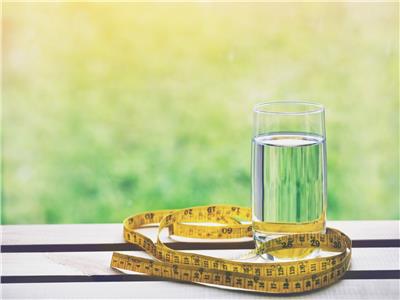دايت «المياه والفيتامينات» سلاح ذو حدين لإنقاص الوزن دون طعام