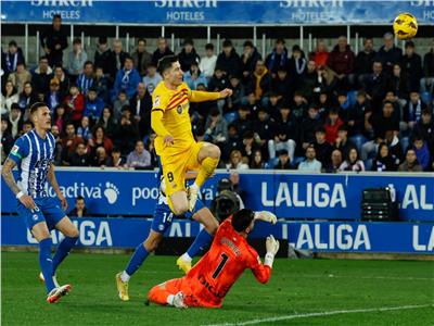 برشلونة يهزم ألافيس بثلاثية ويقفز للمركز الثالث بالدوري الإسباني 