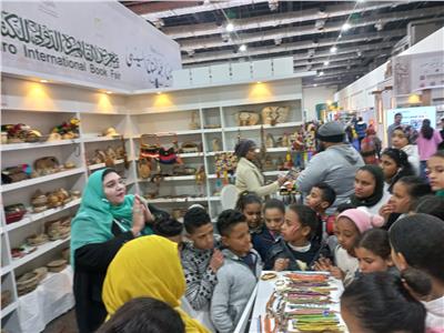 جولة بمعرض الكتاب لأطفال روضة السيدة زينب ضمن المشروع الثقافي بالإسكان البديل