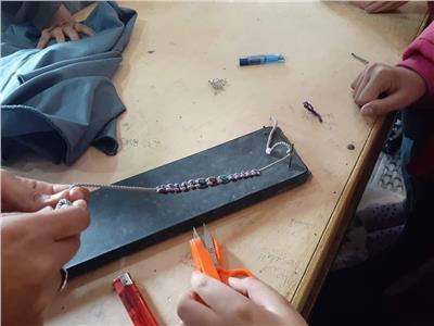 تدريب فتيات نتشارك على الحرف والمشغولات اليدوية داخل مراكز الشباب بسيناء