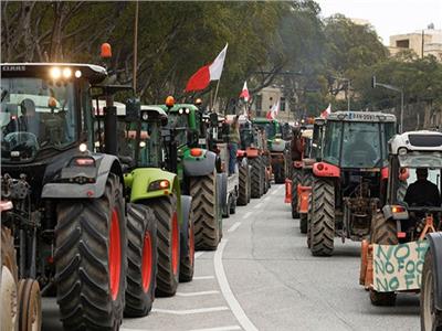 مزارعو إيطاليا يغزون شوارع العاصمة بجرّاراتهم