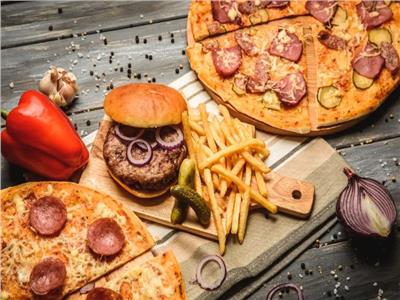 دراسة تكشف العلاقة بين الزهايمر وتناول البرجر والبيتزا 