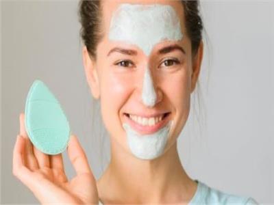 للجنس الناعم.. فوائد وأضرار تنظيف فرشاة الوجه