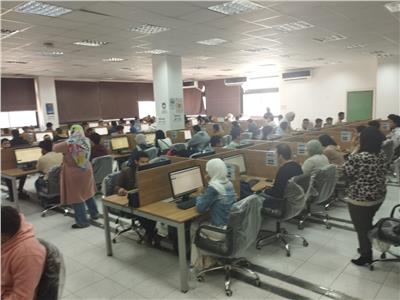طلاب جامعة الإسماعيلية الأهلية يواصلون امتحانات الترم الأول