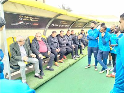 رئيس نادي المقاولون العرب يحفز اللاعبين قبل مواجهة إنبي في الدوري