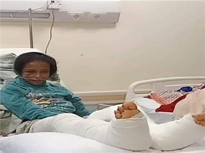 محافظ أسوان يتابع الخدمات الطبية لطفلة تعرضت لحادثة وقوع أحد أعمدة الإنارة عليها